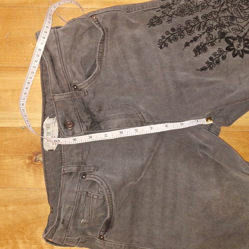 Free People cut-off Floral embroidered gray jeans Womens Size 26 Boho Stretchy - Picture 11 of 15